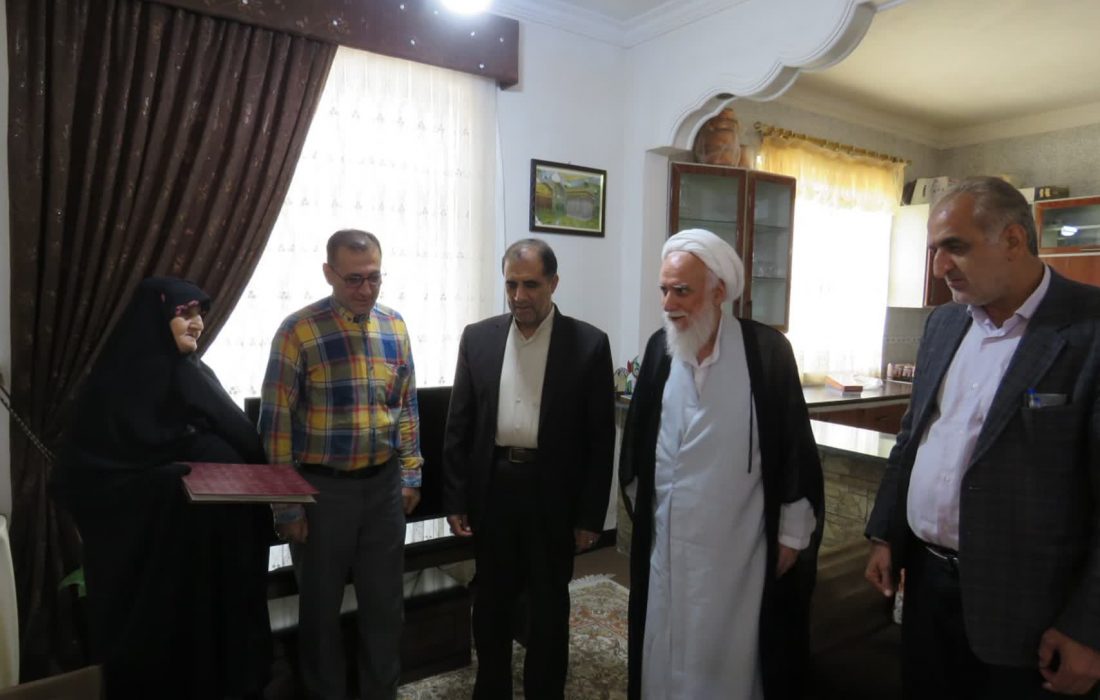 تجلیل رییس سازمان قضایی گلستان از خانواده شهید حسن محمد علیخانی به مناسبت هفته قوه قضائیه